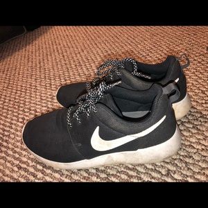 Nike Roshe Sneakers (black and white)